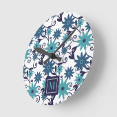 Horloge Ronde Monogramme des fleurs turquoises bleues  (Angle)