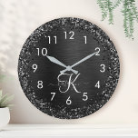 Horloge Ronde Monogramme d'étincelle à Parties scintillant noire<br><div class="desc">Easily personalize this trendy elegant clock design featuring pretty black sparkling glitter on a black brushed metallic background.</div>