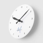 Horloge Ronde Monogramme élégant moderne blanc bleu script (Angle)