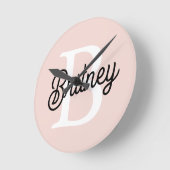 Horloge Ronde Monogramme et nom personnalisé moderne Pastel Pink (Angle)