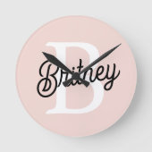 Horloge Ronde Monogramme et nom personnalisé moderne Pastel Pink (Recto)
