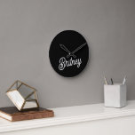 Horloge Ronde Monogramme et nom personnalisés en noir moderne<br><div class="desc">Le Monogramme et l'horloge personnalisées Black White moderne serait un ajout chic et fonctionnel à n'importe quelle pièce. L'élégant design noir et blanc, avec des détails personnalisés, ajoute une touche de sophistication tout en fournissant une solution pratique de garde-temps. Il est parfait pour rehausser votre décor maison ou comme un...</div>