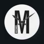 Horloge Ronde Monogramme et nom personnalisés modernes<br><div class="desc">Design Monogram moderne avec lettre monogramme personnalisée "M" et nom dans le style de police sans serif moderne en gras.</div>