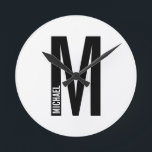 Horloge Ronde Monogramme et nom personnalisés modernes<br><div class="desc">Design Monogram moderne avec lettre monogramme personnalisée "M" et nom dans le style de police sans serif moderne en gras.</div>
