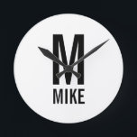 Horloge Ronde Monogramme et nom personnalisés modernes<br><div class="desc">Monogramme moderne noir et blanc Gras Design avec monogramme personnalisé et nom dans le style de police sans serif moderne en gras. Un cadeau unique pour papa, mari, grands-parents et plus encore. Aussi parfait comme loft moderne/décoration minimaliste maison accessoires, cadeau d'anniversaire, cadeau de vacances, cadeau de réunion familiale, cadeau de...</div>