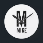 Horloge Ronde Monogramme et nom personnalisés modernes<br><div class="desc">Monogramme moderne noir et blanc Gras Design avec monogramme personnalisé et nom dans le style de police sans serif moderne en gras. Un cadeau unique pour papa, mari, grands-parents et plus encore. Aussi parfait comme loft moderne/décoration minimaliste maison accessoires, cadeau d'anniversaire, cadeau de vacances, cadeau de réunion familiale, cadeau de...</div>