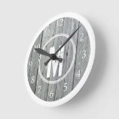 Horloge Ronde Monogramme Gris Blanc Distressed Wood (Angle)