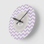 Horloge Ronde Monogramme gris pourpre en pastel chic de coutume (Angle)