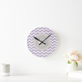 Horloge Ronde Monogramme gris pourpre en pastel chic de coutume (Maison)