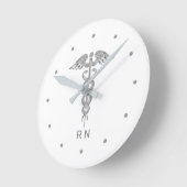 Horloge Ronde Monogramme Infirmière Silver Grey Caduceus sur bla (Angle)