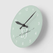 Horloge Ronde Monogramme Initiales Noms Élégant Script Sage Vert (Angle)