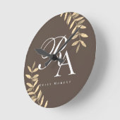 Horloge Ronde Monogramme Marron Chic (Angle)