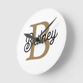 Horloge Ronde Monogramme moderne élégant Nom Black Gold Script (Angle)
