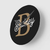 Horloge Ronde Monogramme moderne élégant Nom Black Gold Script (Angle)