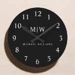 Horloge Ronde Monogramme moderne minimaliste noir et blanc<br><div class="desc">Découvrez notre collection minimaliste moderne de monogrammes noirs et blancs : Faites preuve de simplicité et de sophistication grâce à nos designs minimalistes, conçus pour élever votre style sans effort. Réalisée avec un oeil attentif pour l'esthétique moderne, cette collection présente des motifs noirs et blancs épurés accentués par des monogrammes...</div>