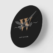 Horloge Ronde Monogramme moderne Noir Script Nom initial (Angle)