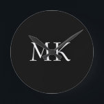 Horloge Ronde Monogramme noir blanc<br><div class="desc">Valises Monogrammes Noirs Blanches Modernes. Belle conception avec double texte blanc initial monogramme sur noir. Personnalisez avec votre propre texte. Ferait un excellent cadeau pour les anniversaires,  les vacances,  les diplômes,  les promotions,  toute occasion spéciale,  ou tous les jours.</div>