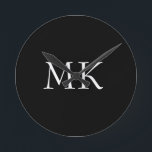 Horloge Ronde Monogramme noir blanc<br><div class="desc">Valises Monogrammes Noirs Blanches Modernes. Belle conception avec double texte blanc initial monogramme sur noir. Personnalisez avec votre propre texte. Ferait un excellent cadeau pour les anniversaires,  les vacances,  les diplômes,  les promotions,  toute occasion spéciale,  ou tous les jours.</div>