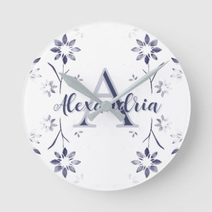 Horloge Ronde Monogramme personnalisé Nom Floral Bleu