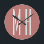 Horloge Ronde Monogramme professionnel moderne minimaliste simpl<br><div class="desc">Outils de modification faciles. Différents types et tailles,  choix de couleur et de police.</div>