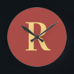 Horloge Ronde Monogramme simple moderne<br><div class="desc">Il s'agit d'un monogramme simple, moderne et personnalisé. Ce design élégant est en brun tendance avec typographie stylée. Il est parfait pour un cadeau personnalisé ou idéal comme nouvel accessoire de décoration maison pour vous-même. Ajoutez simplement votre lettre initiale en la tapant dans la zone de texte personnalisée. Consultez l'outil...</div>