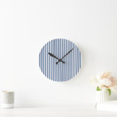 Horloge Ronde Motif blanc rayé bleu marine (Maison)
