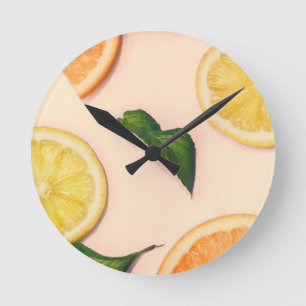 Horloge Ronde Motif d'agrumes dans des couleurs en pastel