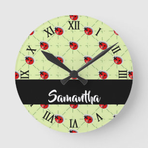 Horloge Ronde Motif de ladybugs de nom personnalisé