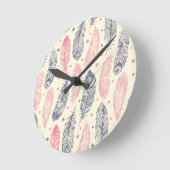 Horloge Ronde Motif De Plumes Ethniques Rose Et Violet (Angle)