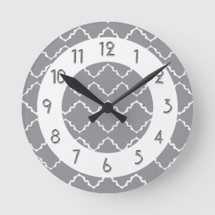 Horloge Ronde Motif élégant de Quatrefoil - blanc gris