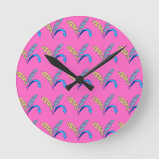 Horloge Ronde Motif feuille coloré sur Arrière - plan rose