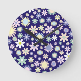 Horloge Ronde Motif floral sur fond bleu