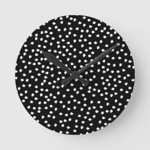 Horloge Ronde Motif moderne de points aléatoires noir et blanc