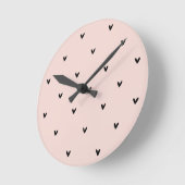 Horloge Ronde Motif Pastel Moderne Rose et Coeurs Noirs (Angle)