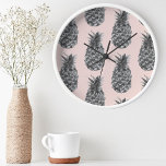 Horloge Ronde Motif sans plomb gris et ananas rose<br><div class="desc">Motif sans plomb gris et ananas rose</div>