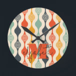 Horloge Ronde Motif Super rétro<br><div class="desc">Votre monogramme et votre prénom mettent en valeur un motif de cercle rétro et moderne dans une palette de couleurs super, cette horloge murale est amusante pour vous, vos enfants, et dortoirs de l'université ou donner en cadeau. (Vous pouvez supprimer le monogramme et le prénom, laissez simplement la personnalisation vide.)...</div>
