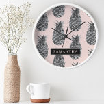 Horloge Ronde Motif Tropical Grey & Rose Ananas Avec Nom<br><div class="desc">Motif Tropical Grey & Rose Ananas Avec Nom</div>