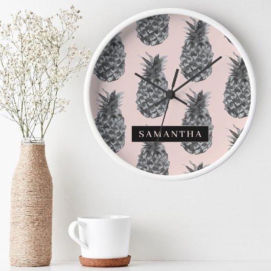 Horloge Ronde Motif Tropical Grey & Rose Ananas Avec Nom