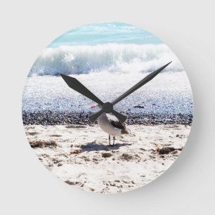 Horloge Ronde mouette au bord de l'océan sur la plage photo