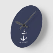 Horloge Ronde Nautical White Anchor and Custom Nom on Navy Blue (Angle)