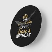 Horloge Ronde Ne Peux Pas Rester Calme Son Fils Cadeau D'Anniver (Angle)