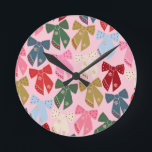 Horloge Ronde Noël Bows Coquette rose<br><div class="desc">Vaches de Noël colorées - Rubans Coquette - Arrière - plan rose.</div>