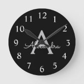 Horloge Ronde Noir Argent moderne Script Girl Monogramme Nom (Recto)