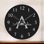 Horloge Ronde Noir Argent moderne Script Girl Monogramme Nom<br><div class="desc">Horloge de nom de monogramme simple en noir et argent. Cela rend le cadeau parfait pour 16 ans,  mariage,  douche nuptiale,  anniversaire,  baby shower ou bachelorette pour quelqu'un qui aime le luxe glam et les styles chic.</div>