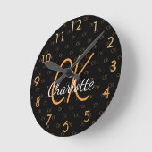 Horloge Ronde Noir or monogramme initiales nom script élégant (Angle)