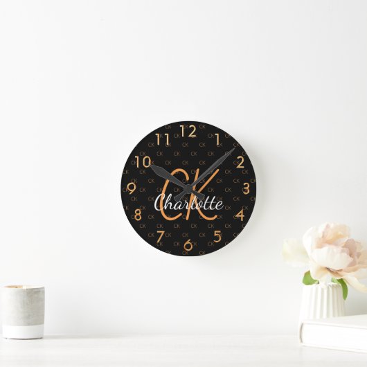 Horloge Ronde Noir or monogramme initiales nom script élégant (Maison)