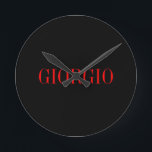 Horloge Ronde Noir Rouge Votre Nom Minimaliste Personnel Moderne<br><div class="desc">Conception simple et professionnelle moderne.</div>