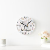 Horloge Ronde Nom, Arbres de Noël hivernaux 10,75 po en acryliqu (Maison)