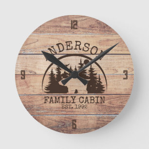 Horloge Ronde Nom de famille Lake House Pine Tree bois Personnal