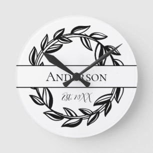 Horloge Ronde Nom de famille personnalisé feuille noir blanc